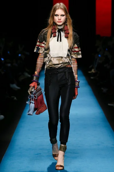 Look 15